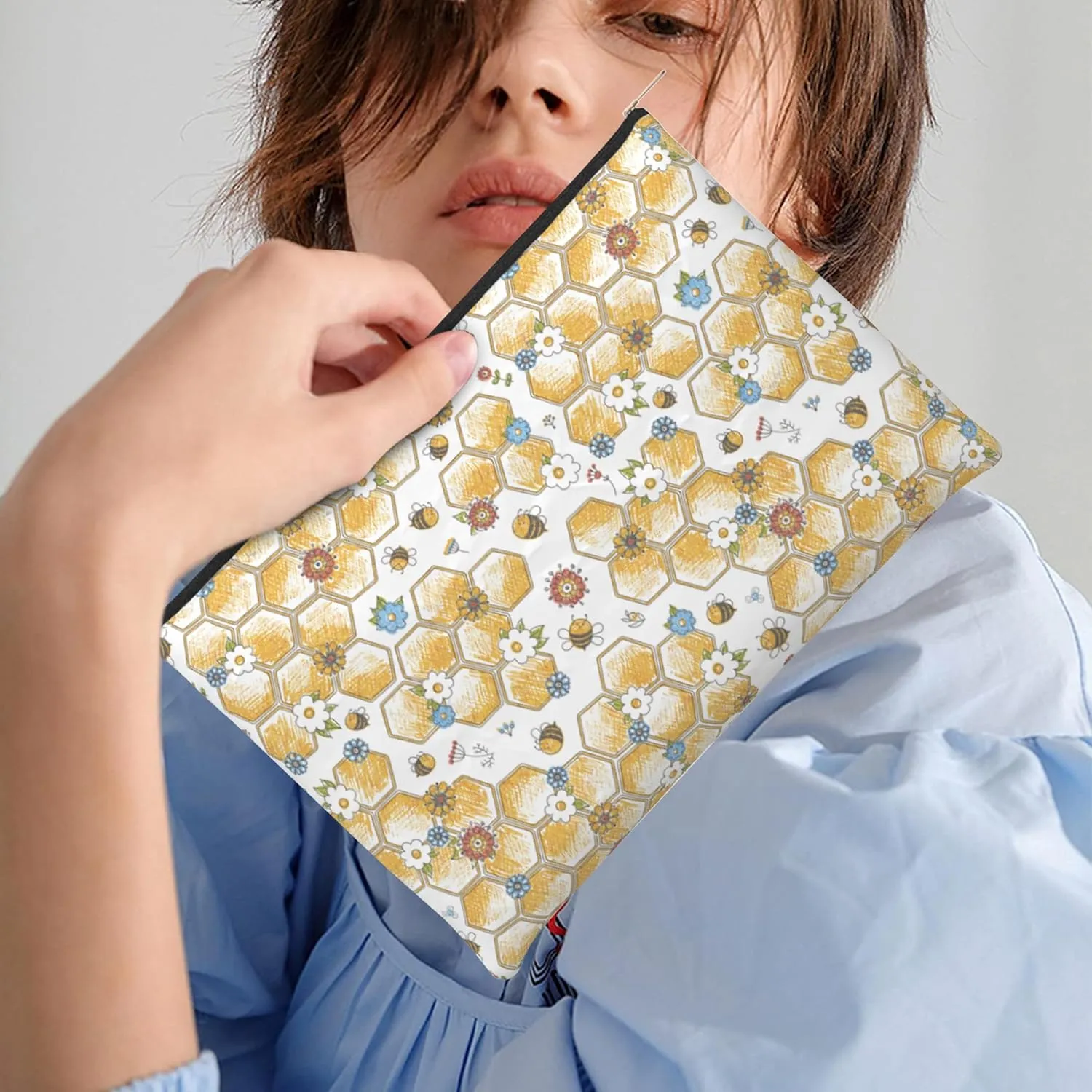 Small Makeup Bag Bees Daisies Cosmetic Bag for Women Portable Purse Travel Toiletry Bag Accessories Organizer Zipper Pouch