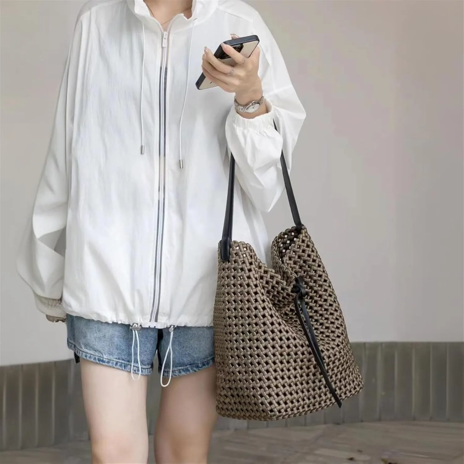 Woven Bucket Bag High-grade Woven Bucket Bag Hollow Shoulder Tote Bag 2024 Large Capacity Commuting(Brown,40x32x16cm)